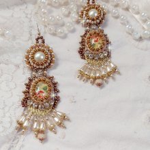 BO Reflets de Rosée brodées avec des cabochons ronds et ovales fleuries avec une roses rouge, ornées de rocailles, perles et chatons en Cristal avec des crochets en Gold Filled 14 carats 